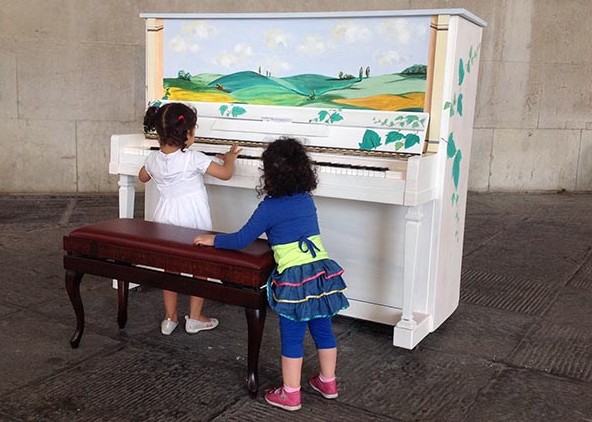 Bambini al pianoforte